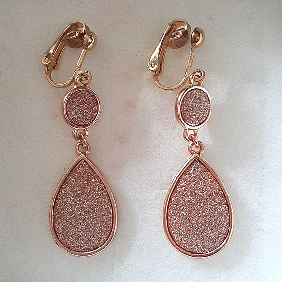 GUESS Rose Gold Tone Necklace & Clip-on Earrings Set - Adjustable Chain - Picture 9 of 9